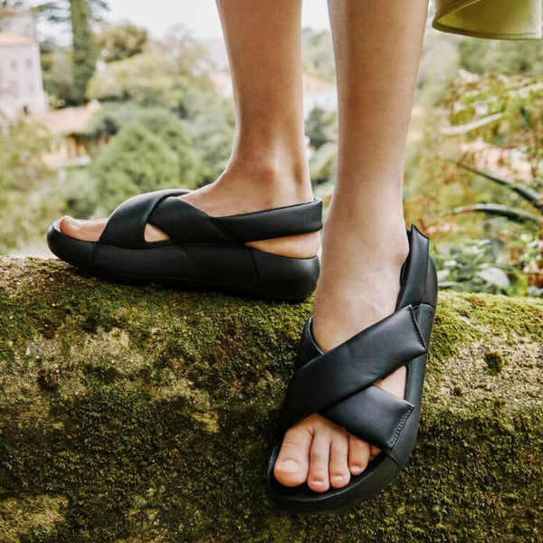 ECCO_Cozmo_PF_Black_Lifestyle_