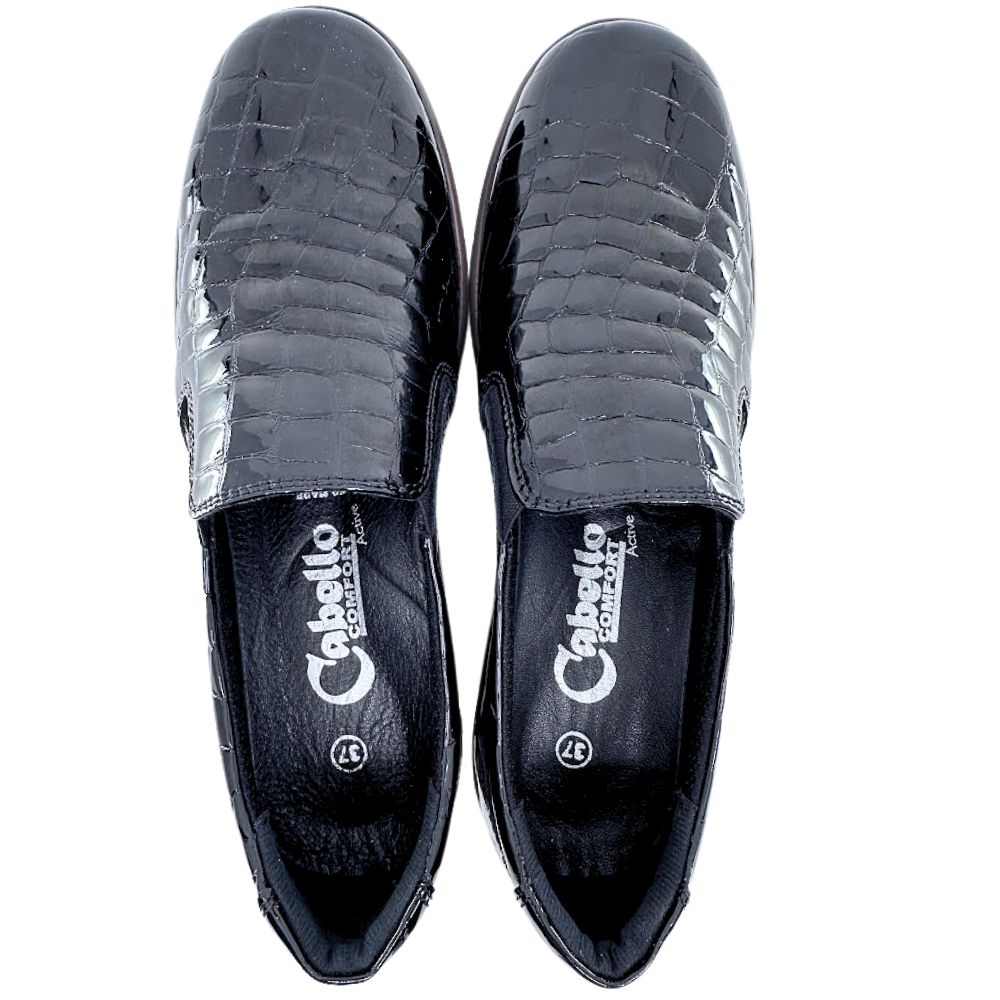 Black crocodile-patterned shoes with 'Cabello' branding on a white background