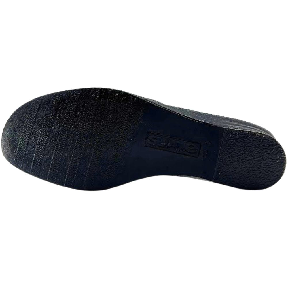 The black rubber outsole of a shoe, showing the textured tread pattern and a molded brand logo that reads 'SUAVE' on the heel area, isolated on a white background.